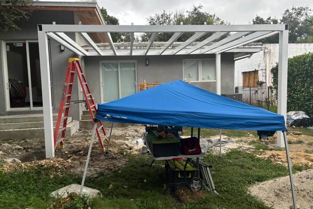 Pérgola de aluminio de Aluminio Milan en construcción