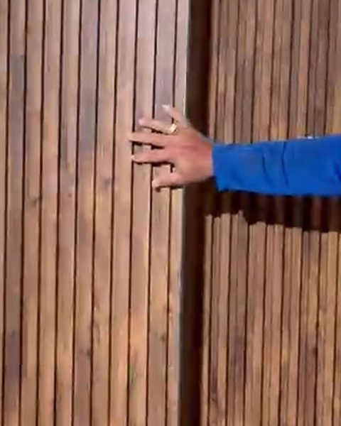 Pared forrada con paneles WPC tipo madera