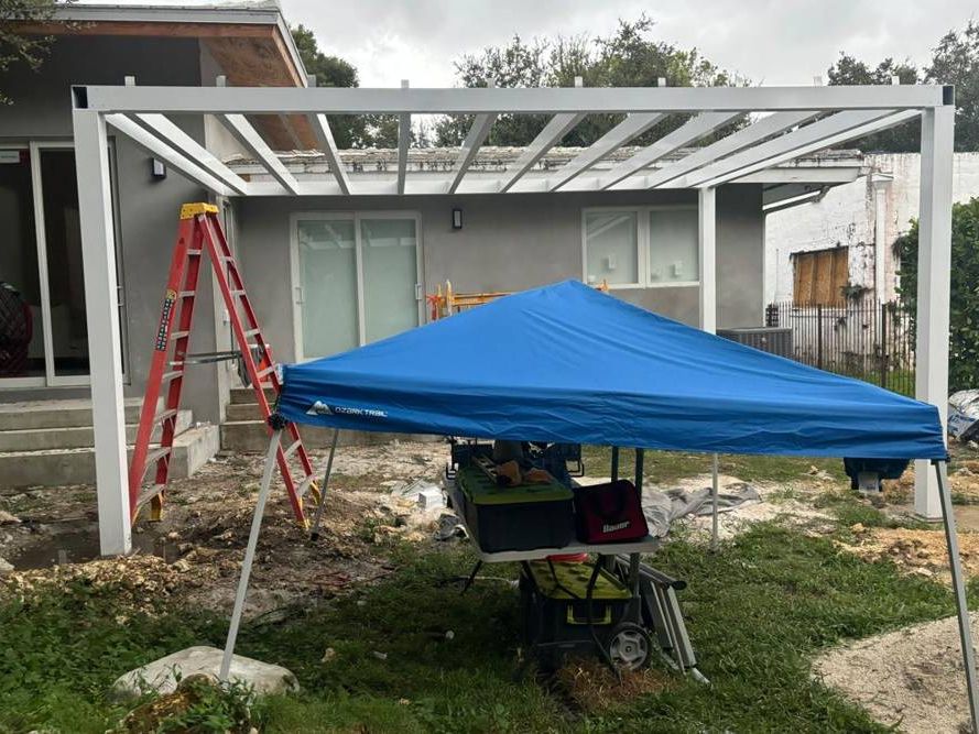 Pérgola de aluminio en construcción de Aluminio Milan