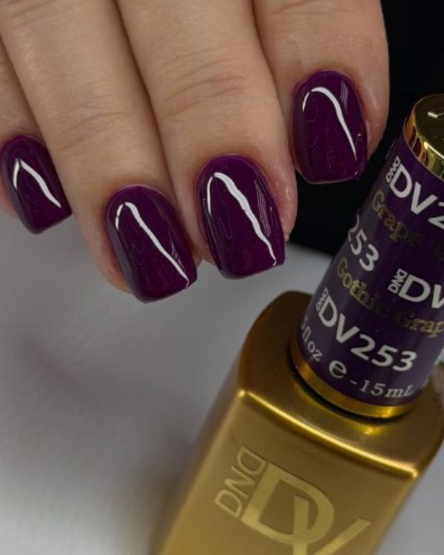 Uñas moradas Gothic Grape