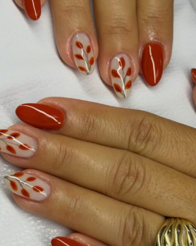 Uñas de otoño con hojas naranja