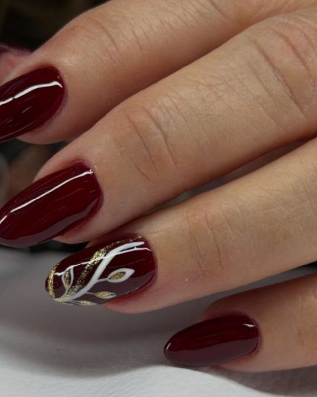 Uñas vino con hojas doradas a mano
